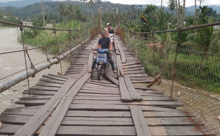  Jembatan Gantung di Kotanopan Menunggu Korban,  Lantai Nyaris Putus