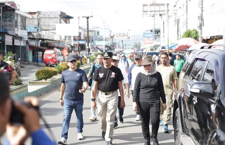 Bupati dan Wabup Pimpin Gotong-royong di kompleks Pasar Baru Penyabungan