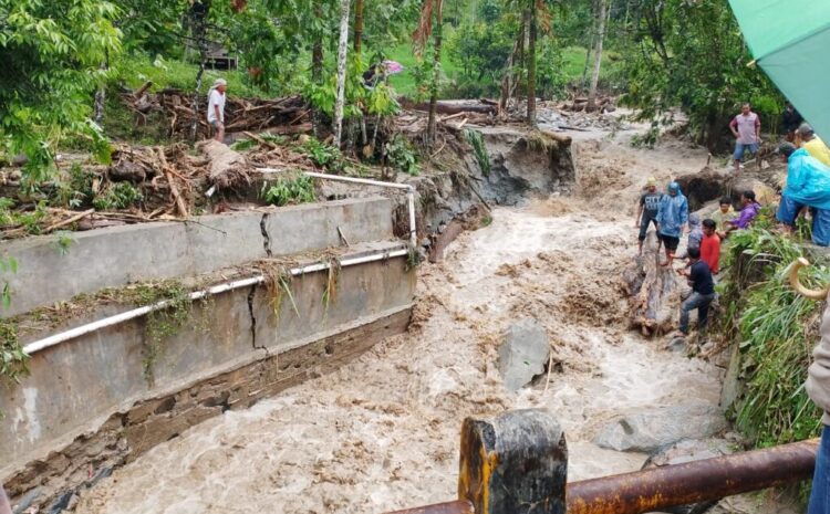 Aek Sabut Meluap, Warga Simpang Duhu Ulu Pungkut Mengungsi