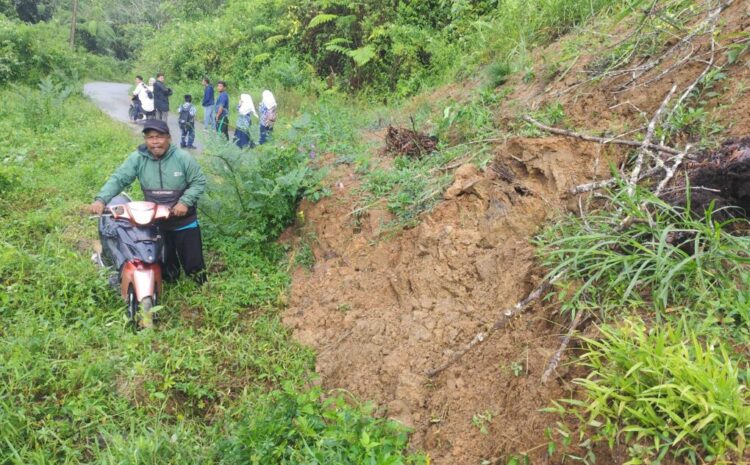 Jalan Tertimbun Longsor, Akses Menuju Pakantan Tidak Bisa Dilalui.