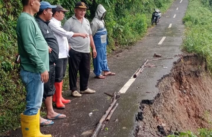  Jalan ke Pastap Julu Amblas,  Kenderaan Roda Empat Tidak Bisa Lewat.