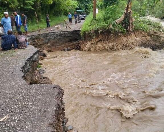 Jalan ke Ulu Pungkut Tidak Bisa Dilalui Kenderaan Roda Empat.