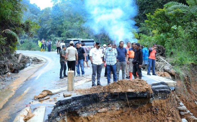  Pemprovsu Diminta Segera Tangani Jalan Amblas Jembatan Merah – Muarasoma