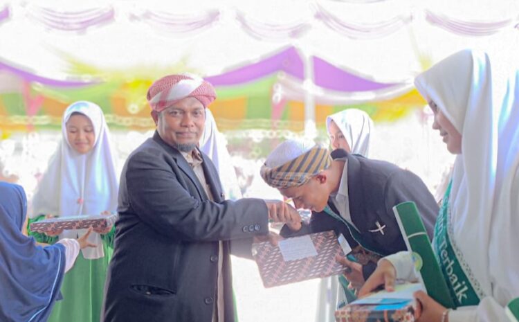 Calon Ketua STAIN Madina, Dr. Sori Monang Beri Hadiah Bagi  25 Santri Terbaik Musthafawiyah