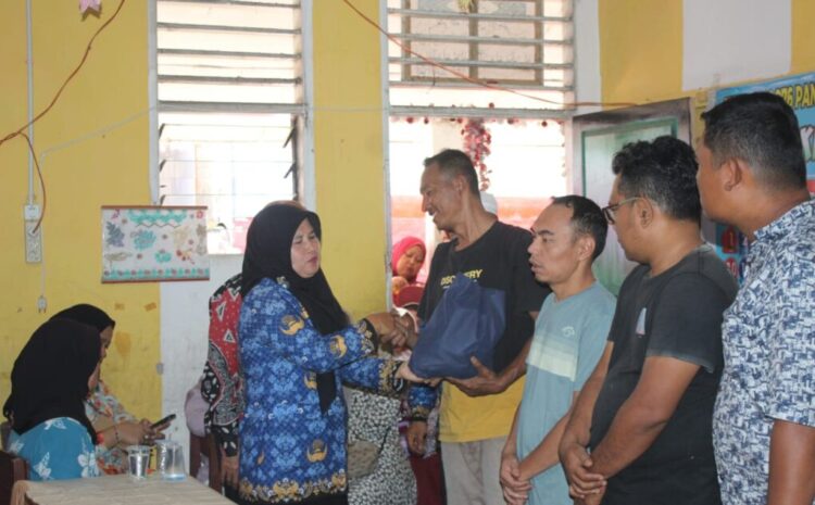  Kepsek dan Guru  SDN 076 Panyabungan  Bagi – bagi  Sembako ke Orangtua Siswa