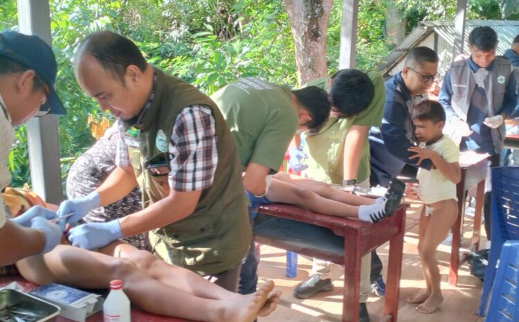 Kolaborasi Alumni FK USU, Yayasan Sjech Mahmud dan UPT. Puskesmas Sunat 150 Anak di Kotanopan