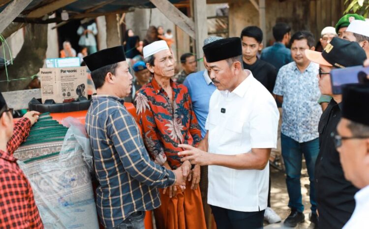 Warga  Muara Batang Angkola Terima Bantuan Terdampak Bencana