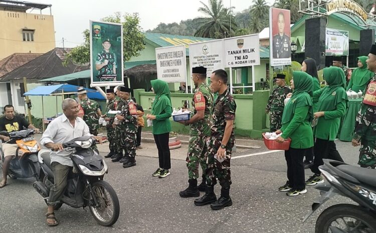 Personil Koramil 14 Kotanopan Bagi Bagi Takjil Puasa