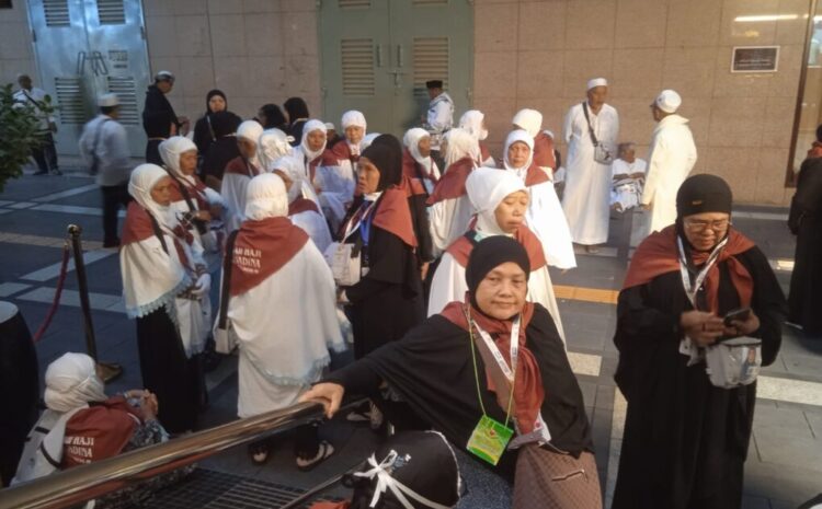  Jemaah Calon Haji Wanita Asal Madina  Ziarah ke Raudhah