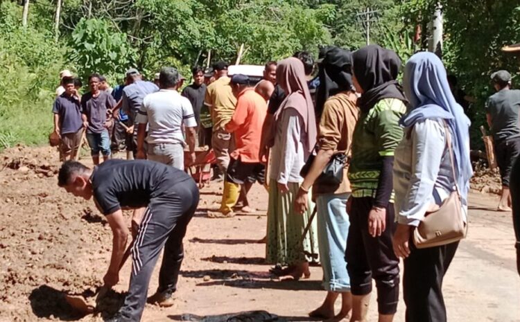  Pasca Tertimpa Longsor, Forkopincam Tambangan dan Warga  Gotong Royong Bersihkan Parit Jalan
