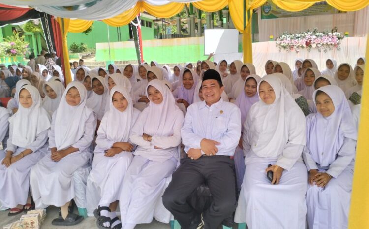 Aswin Parinduri Kembali Bantu Uang Kuliah 14 Santri Ponpes  Subulussalam