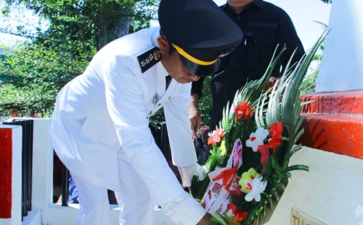  Peletakan Karangan  Bunga di Tugu Pahlawan Kotanopan dan Pemberian  Tali Asih Kepada Veteran