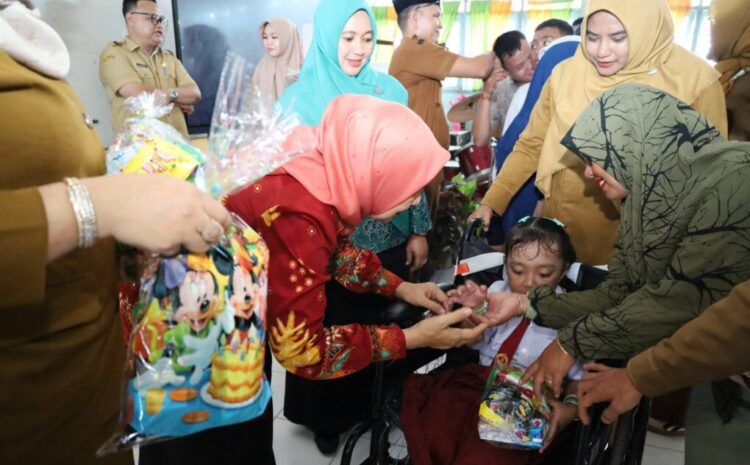 Bunda PAUD Madina Serahkan Bantuan untuk Siswa SLBN, Dorong Pendidikan Inklusif